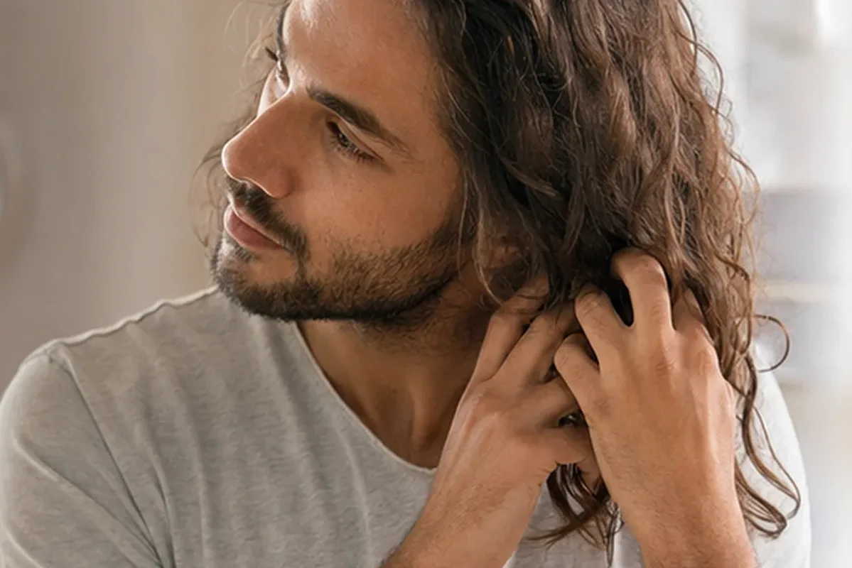 Authentische Beauty-Routine passend zum Thema Trockenshampoo bei fettigem Ansatz