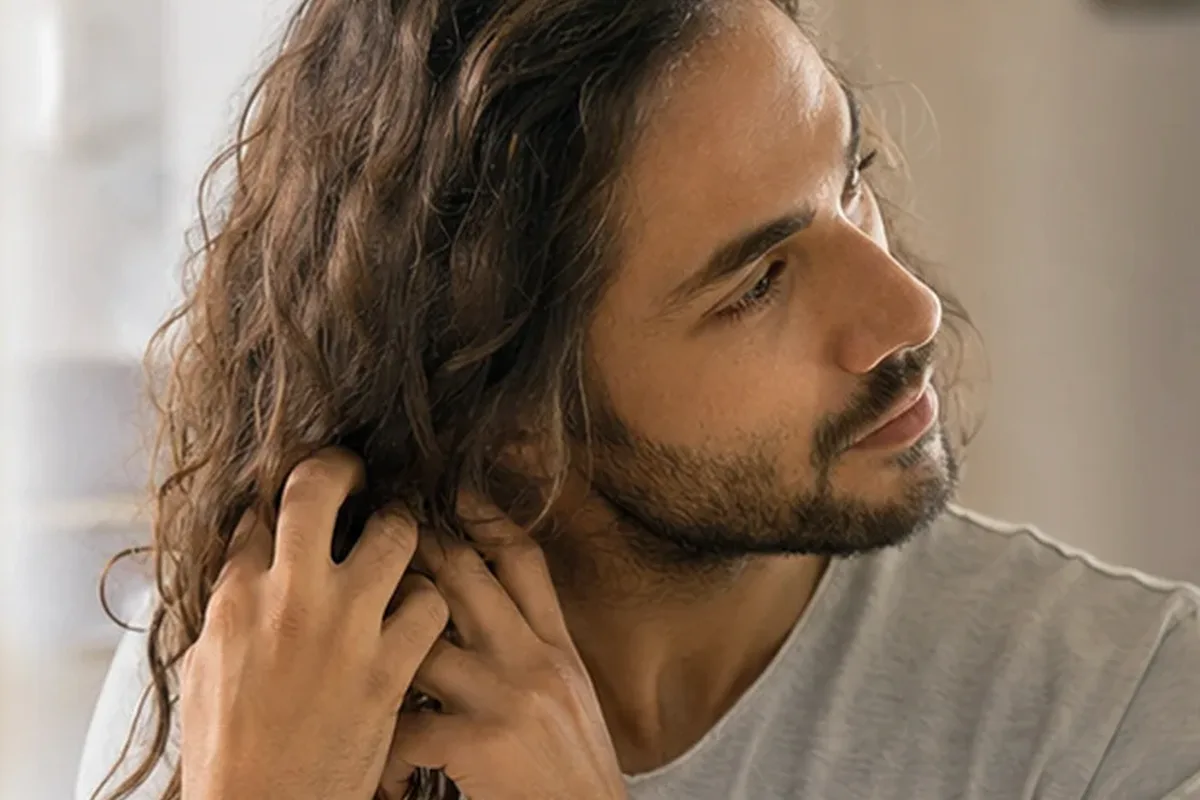 Authentische Beauty-Routine passend zum Thema Haartrockner bei Frizz