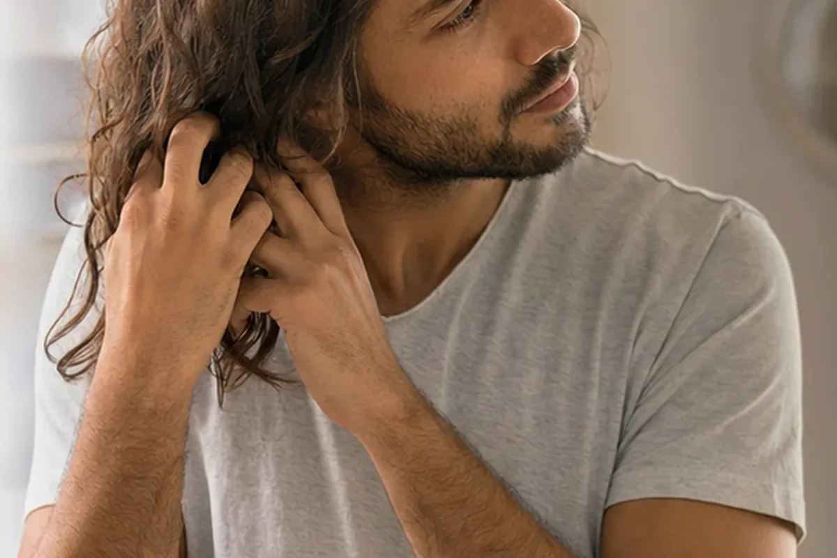 Redaktionelle Detailaufnahme zur Orientierung bei Mildes Shampoo für lockiges Haar