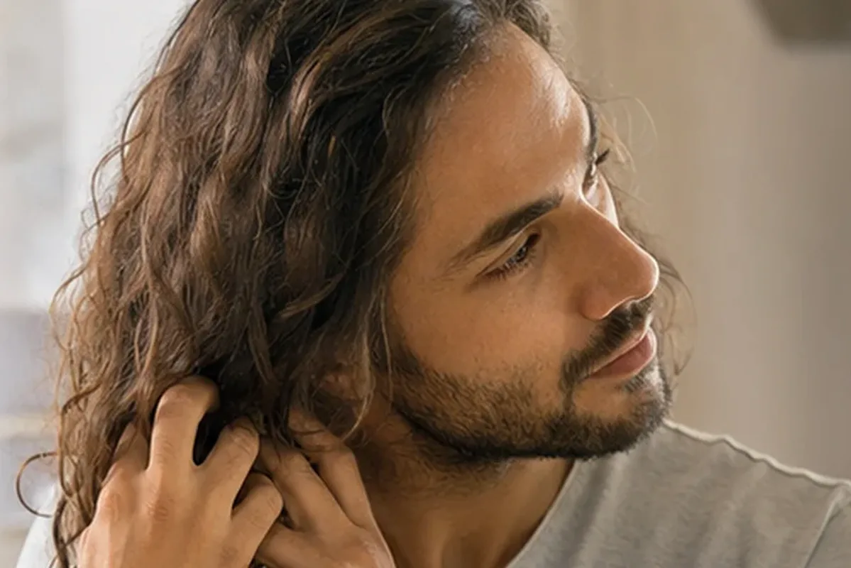 Emotionaler und authentischer Anwendungsmoment rund um Mildes Shampoo für trockenes Haar