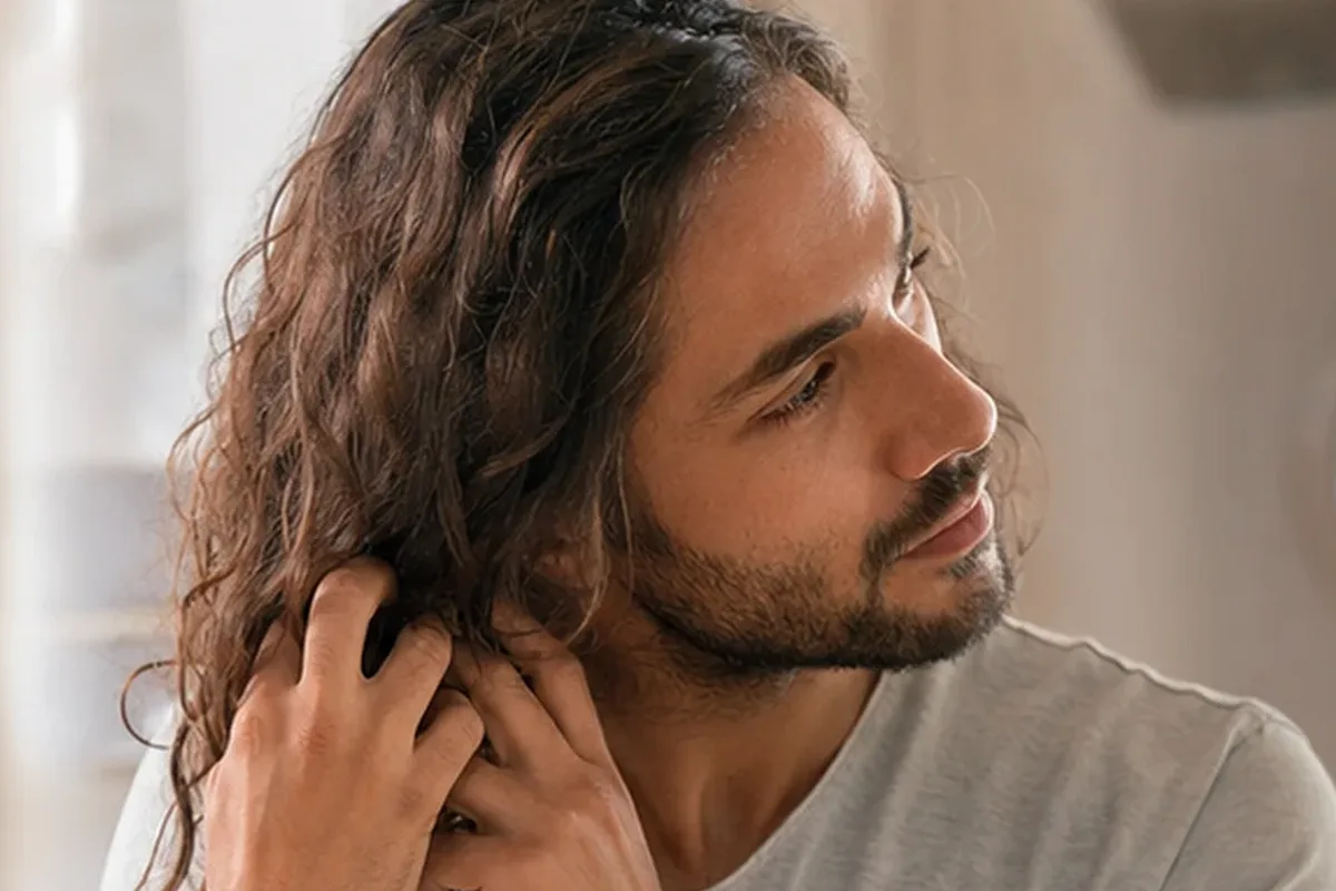 Hochwertige Beauty-Inszenierung zu Auswahlkriterien für Trockenshampoo bei Haarbruch