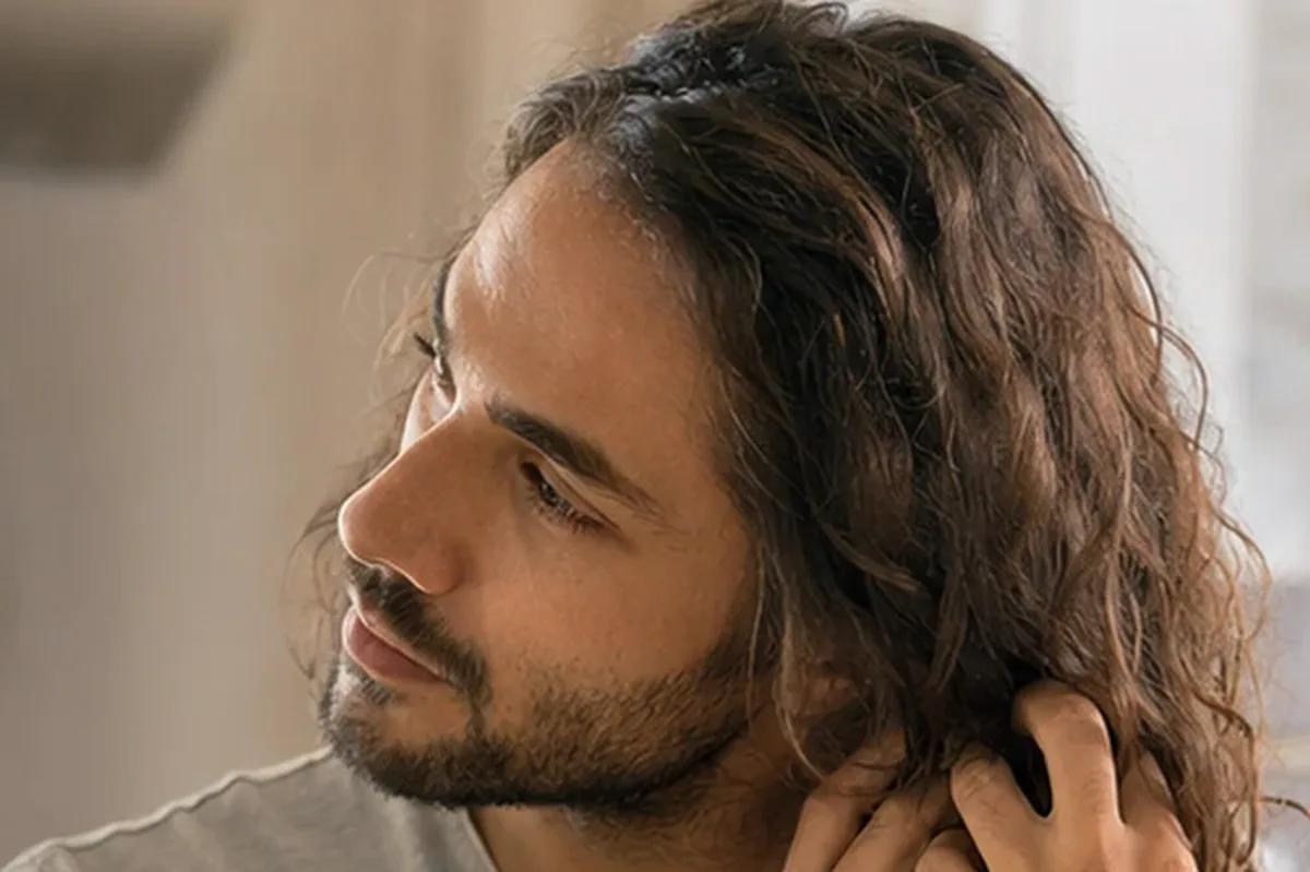 Redaktioneller Beauty-Moment zur Ausgangslage bei Silbershampoo bei Haarbruch