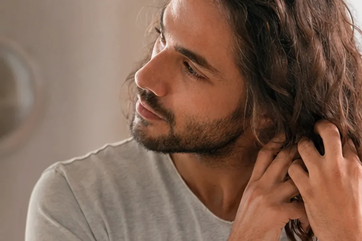 Emotionaler und authentischer Anwendungsmoment rund um Haarpflege