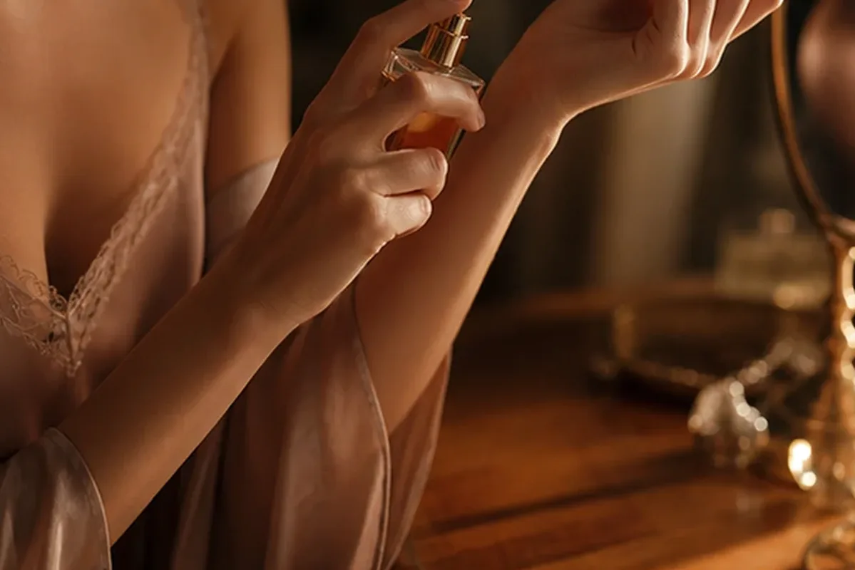 Hochwertige Beauty-Inszenierung zu Auswahlkriterien für Sommerparfum mit langer Haltbarkeit