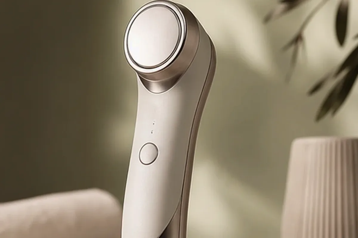 Hochwertige Beauty-Inszenierung zu Auswahlkriterien für Mikrostrom-Gerät für empfindliche Haut