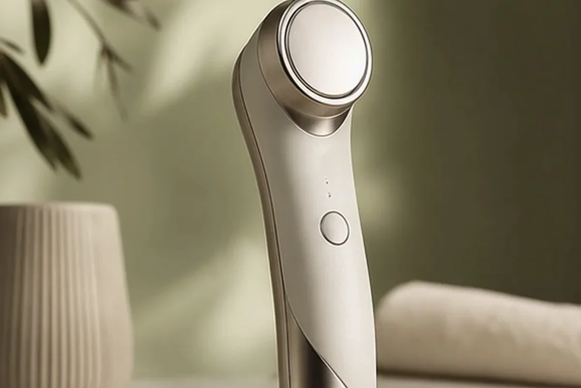 Redaktionelle Detailaufnahme zur Orientierung bei Augenbrauen-Trimmer für die Bikinizone