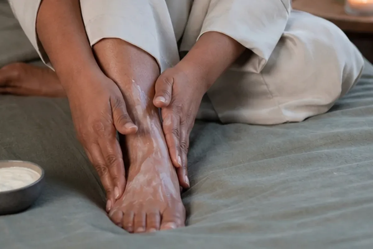 Authentischer Wohlfühlmoment passend zum Beauty-Thema Badezusatz bei Keratosis pilaris