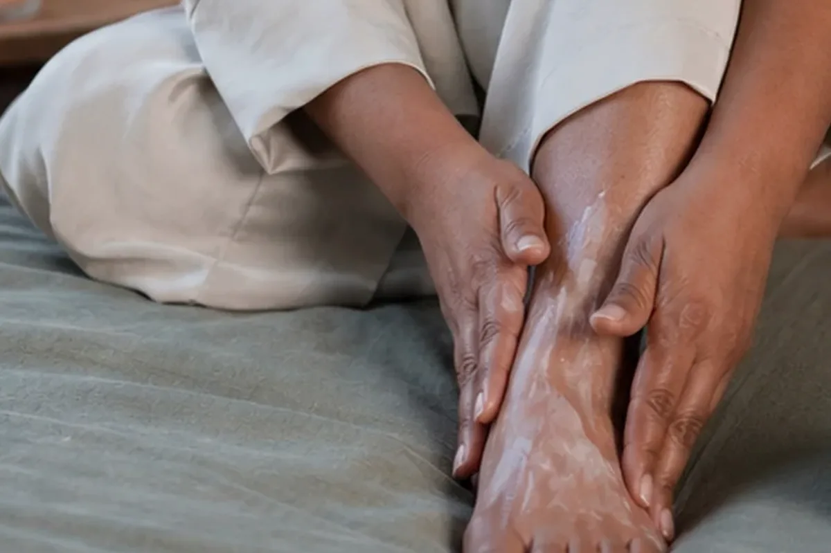 Emotionaler und authentischer Anwendungsmoment rund um Badezusatz bei Keratosis pilaris