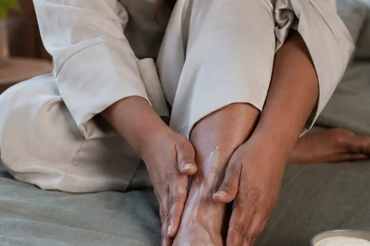 Emotionaler und authentischer Anwendungsmoment rund um Intimpflege für empfindliche Haut