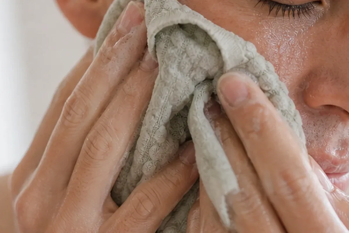 Authentischer Wohlfühlmoment passend zum Beauty-Thema Elektrische Zahnbürste bei kleinem Budget