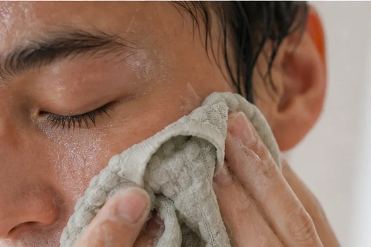 Authentischer Wohlfühlmoment passend zum Beauty-Thema Gesichtswasser für unreine Haut