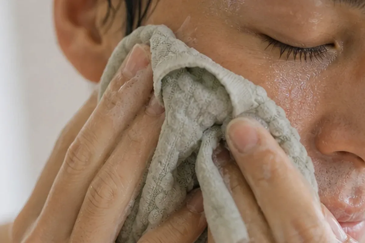 Authentischer Wohlfühlmoment passend zum Beauty-Thema Glätteisen bei wenig Zeit