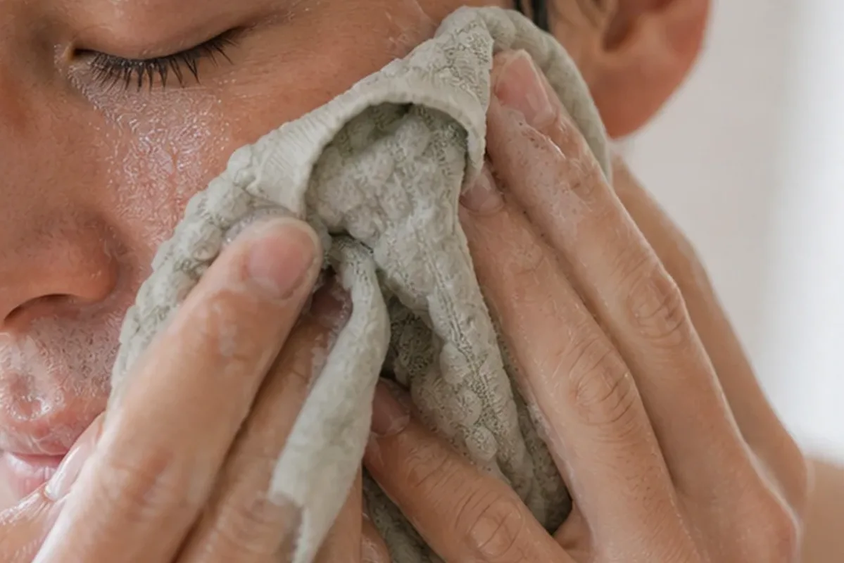 Emotionaler und authentischer Anwendungsmoment rund um Gesichtsreinigungsbürste für empfindliche Haut