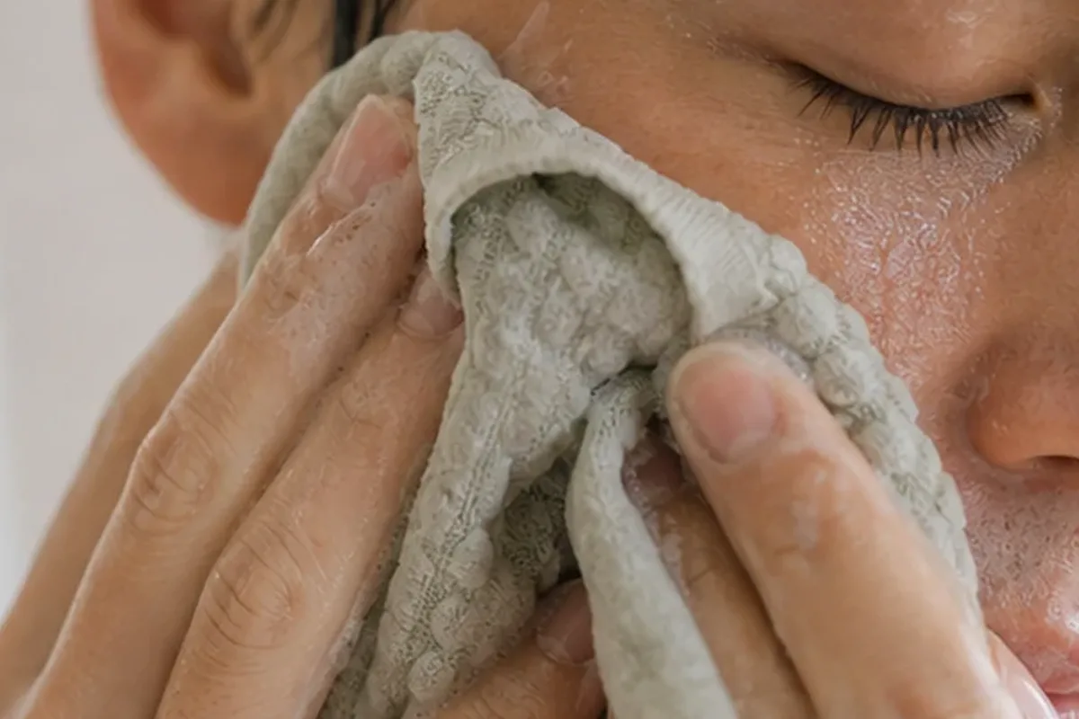 Authentische Beauty-Routine passend zum Thema Gesichtsgeräte