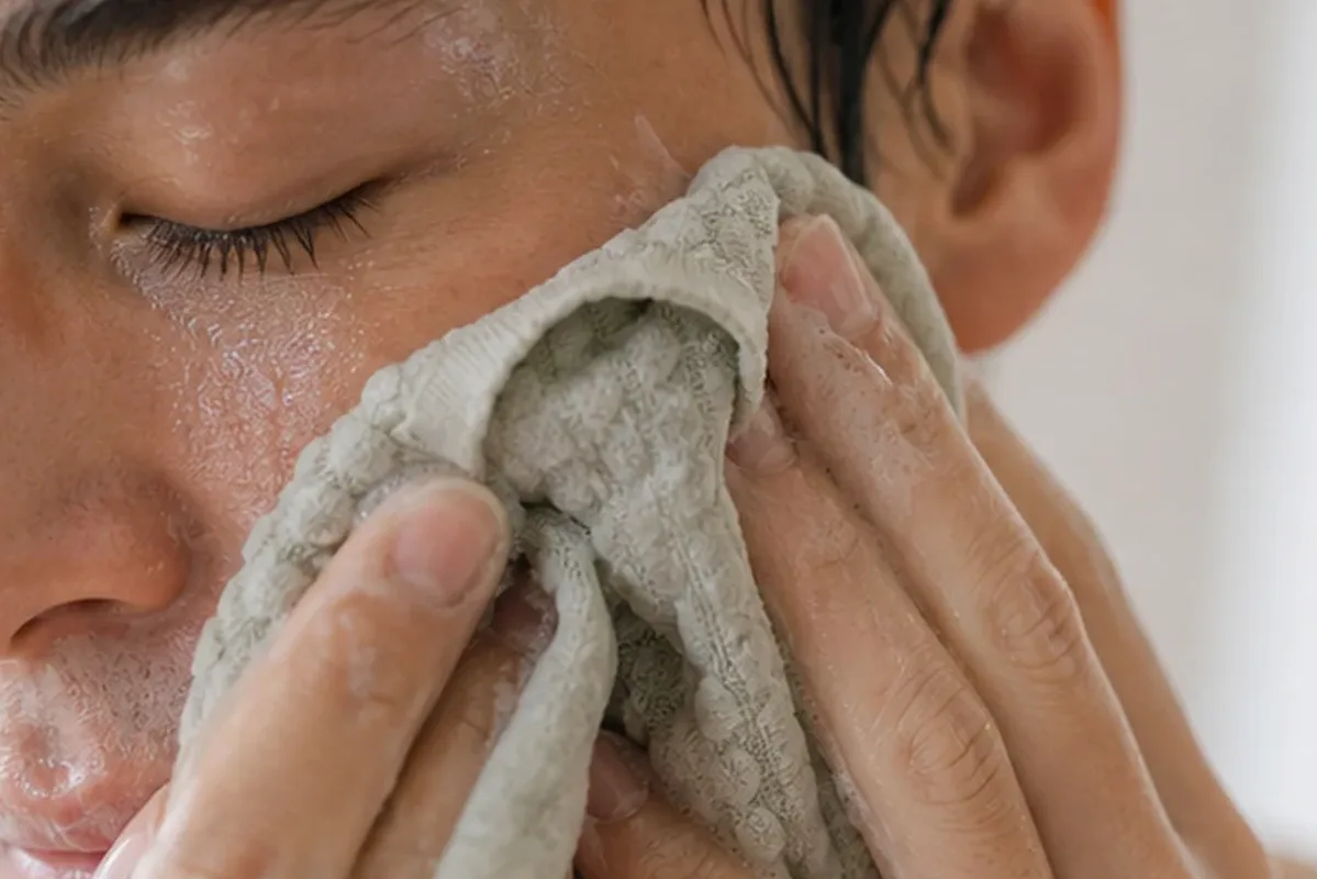 Authentische Beauty-Routine passend zum Thema Reinigungsöl bei ersten Fältchen