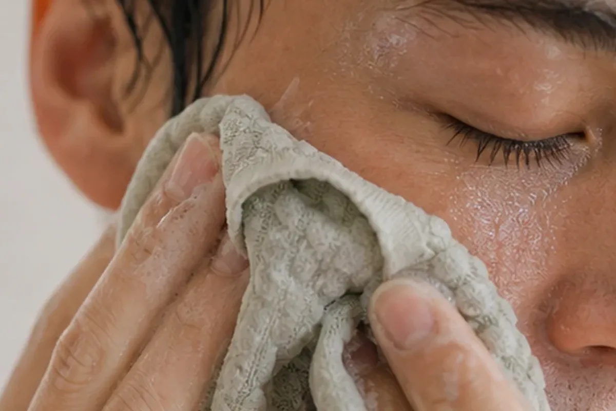 Emotionaler und authentischer Anwendungsmoment rund um Niacinamid-Serum bei Pigmentflecken
