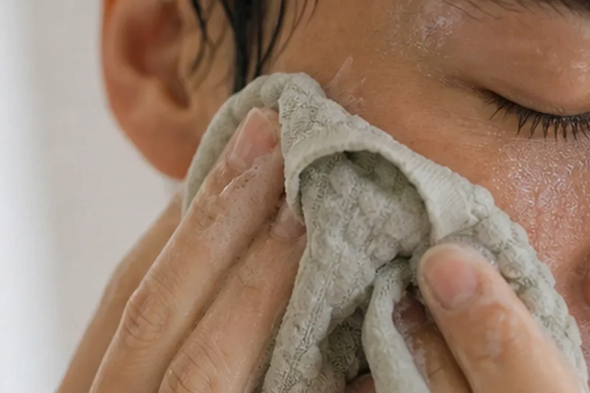 Authentische Beauty-Routine passend zum Thema Gesichtswasser bei ersten Fältchen