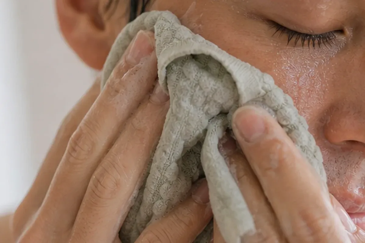 Authentische Beauty-Routine passend zum Thema Retinol-Serum für fettige Haut