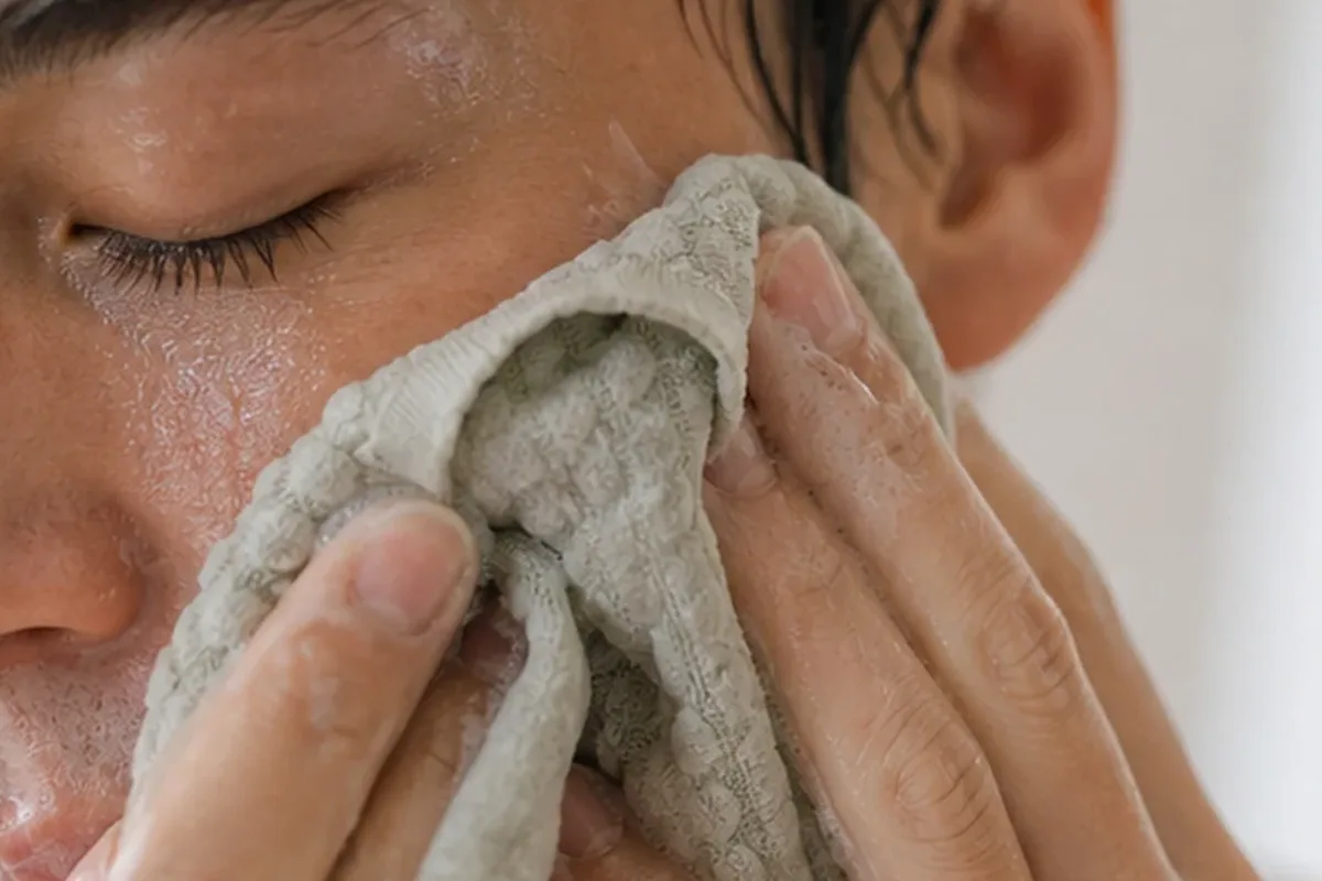 Authentische Beauty-Routine passend zum Thema Gesichtsreinigung bei Pigmentflecken