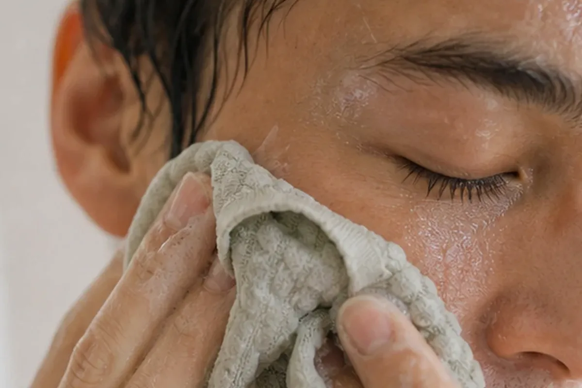Authentische Beauty-Routine passend zum Thema Niacinamid-Serum für trockene Haut