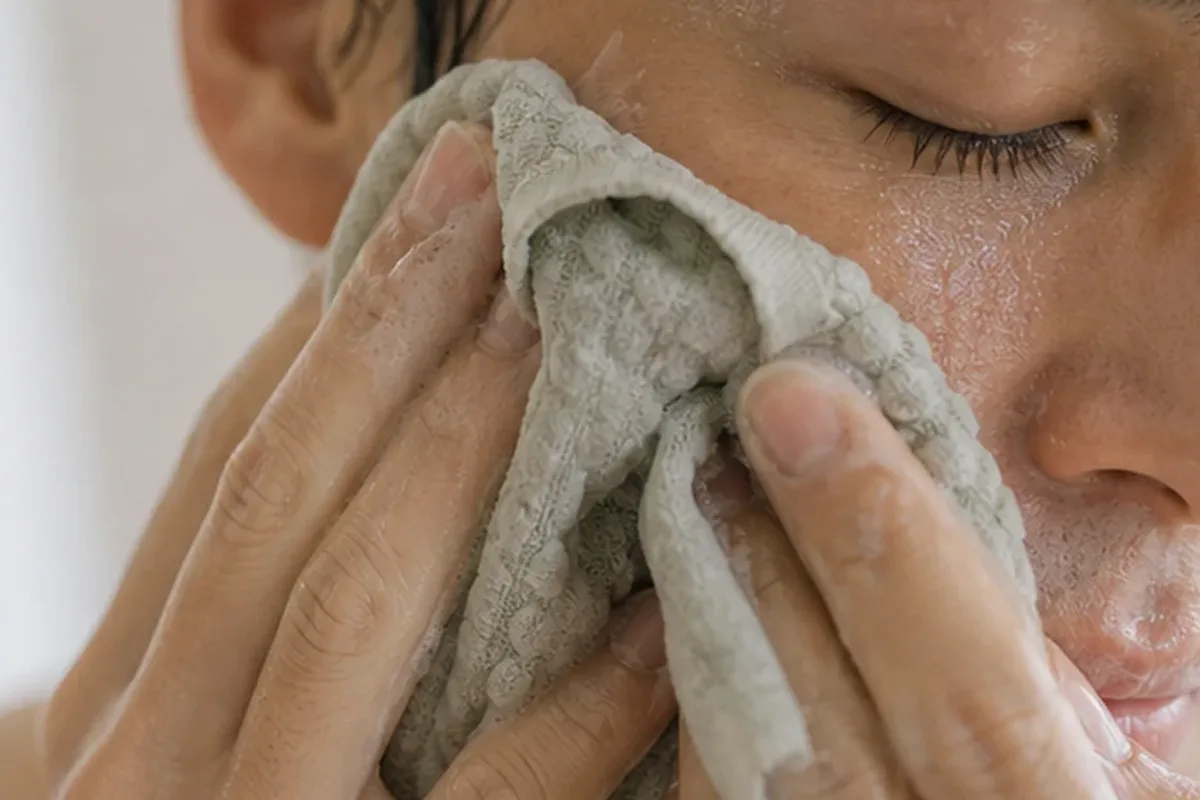 Authentische Beauty-Routine passend zum Thema Gesichtsmaske für unreine Haut