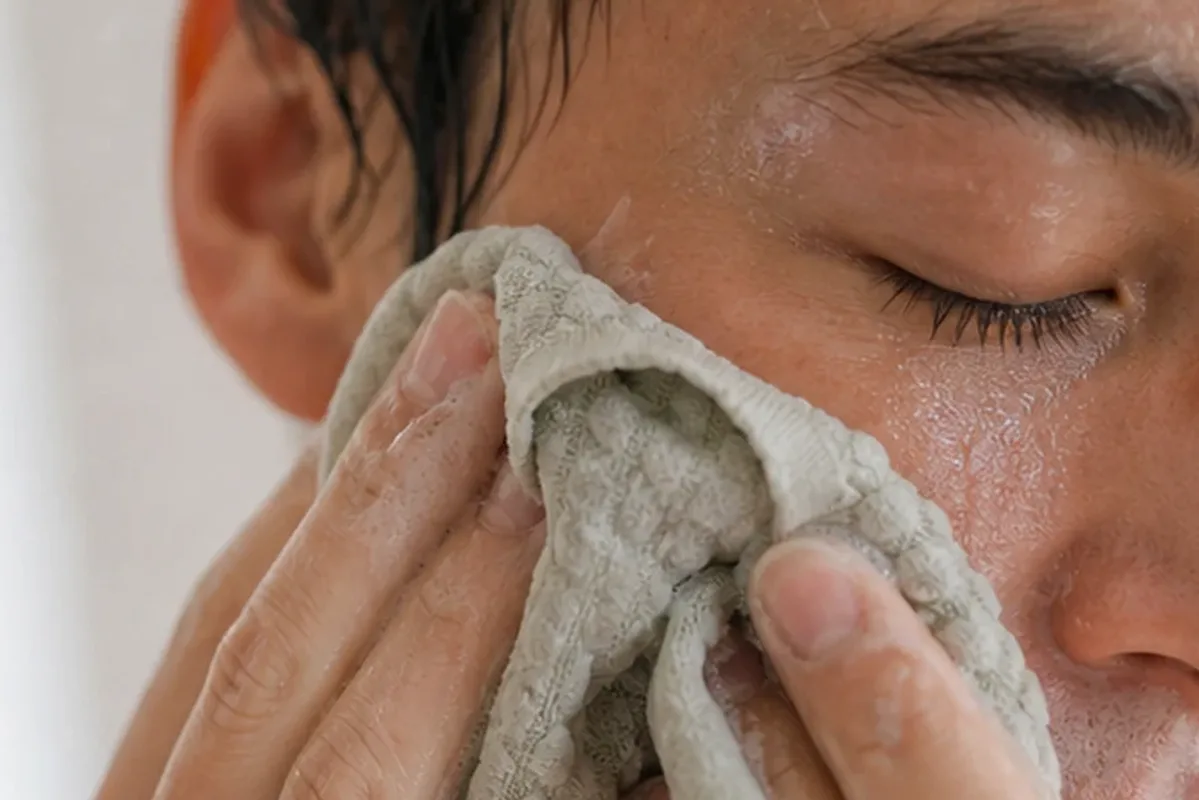 Redaktionelle Detailaufnahme zur Orientierung bei Anti-Aging-Routine für unreine Haut