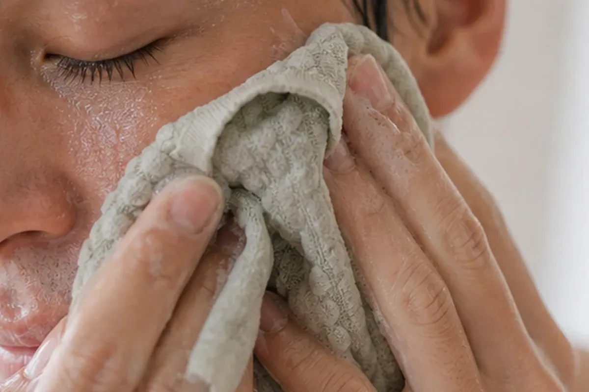 Authentischer Wohlfühlmoment passend zum Beauty-Thema Augenpflege bei Rötungen