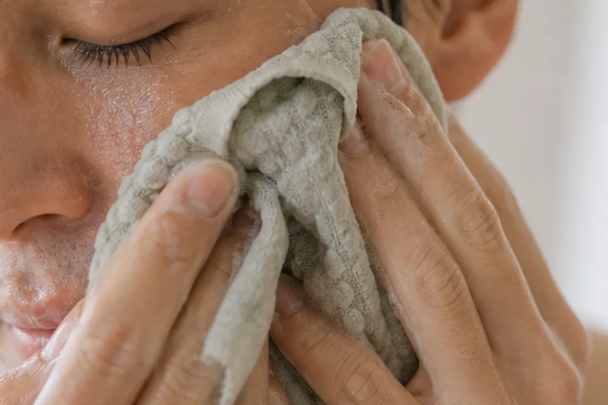 Hochwertige Beauty-Inszenierung zu Auswahlkriterien für Feuchtigkeitsserum für Mischhaut