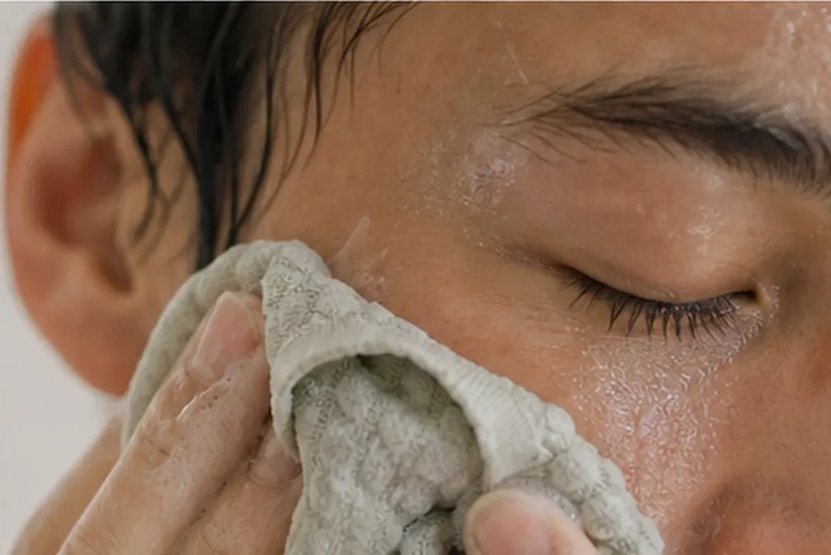 Emotionaler und authentischer Anwendungsmoment rund um Hyaluron-Serum für Mischhaut