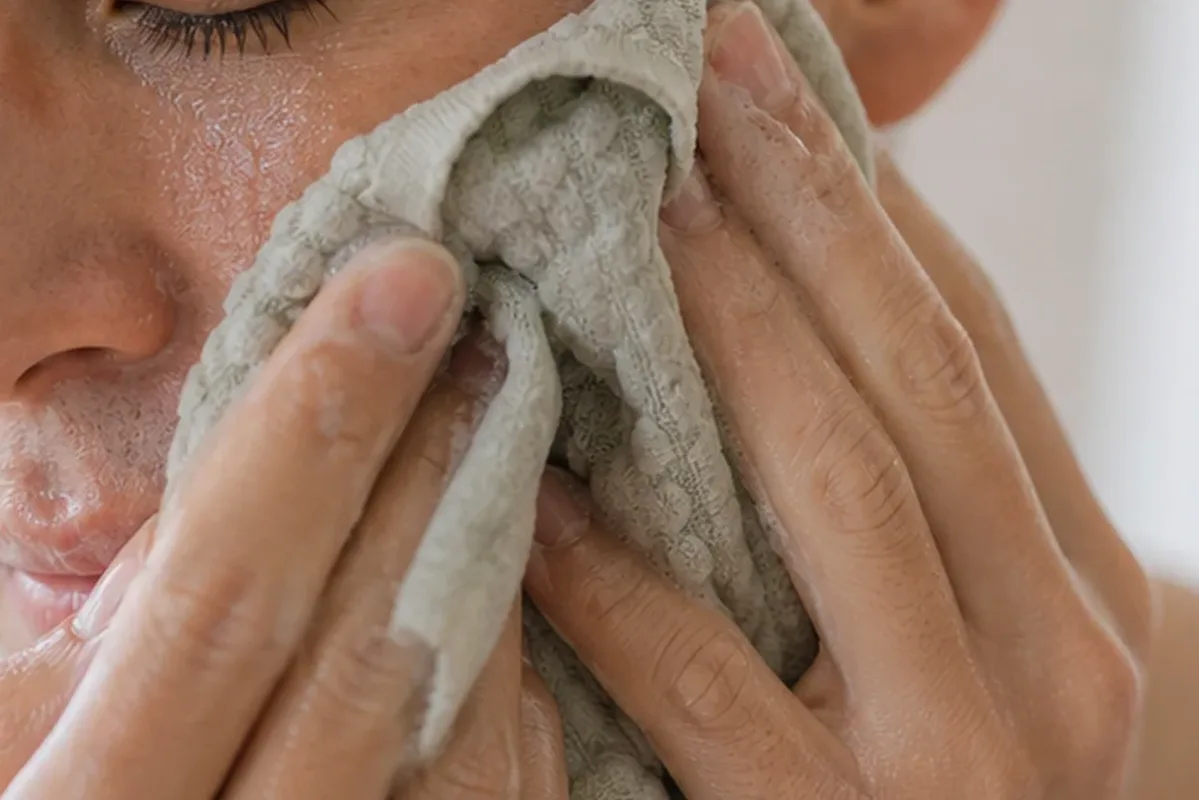 Redaktioneller Beauty-Moment zur Ausgangslage bei Gesichtsreinigungsbürste bei wenig Zeit