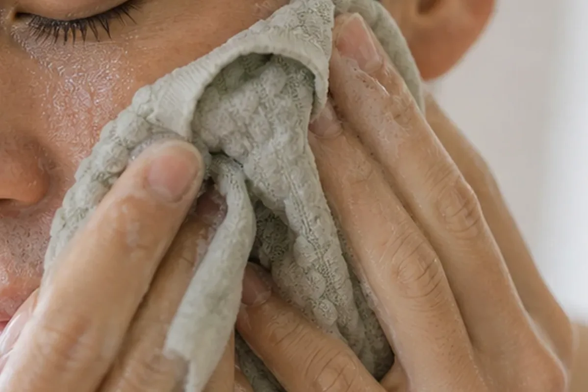 Authentische Beauty-Routine passend zum Thema Gesichtsmaske für trockene Haut