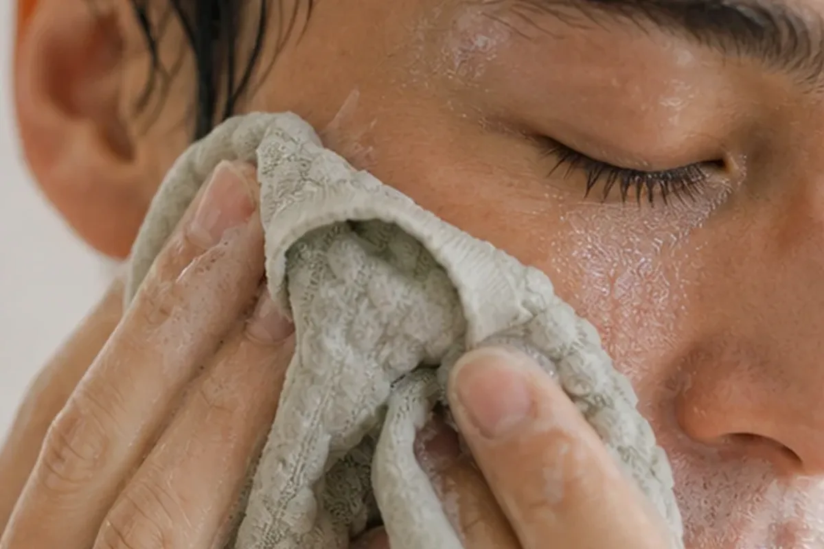 Redaktioneller Beauty-Moment zur Ausgangslage bei Anti-Aging-Routine für fettige Haut