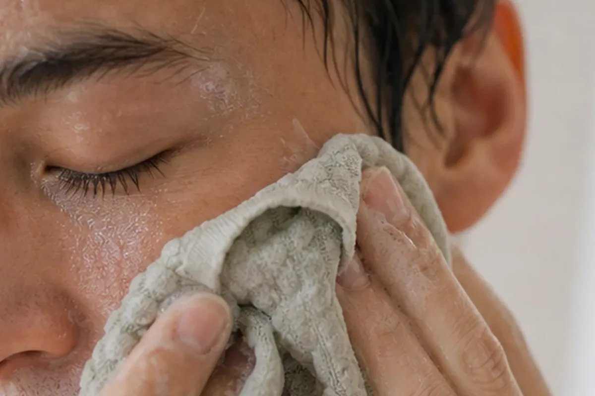 Emotionaler und authentischer Anwendungsmoment rund um Chemisches Peeling für unreine Haut