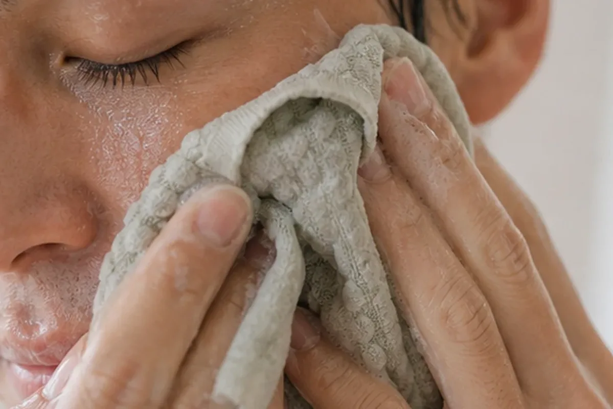 Authentischer Wohlfühlmoment passend zum Beauty-Thema Glätteisen für lockiges Haar