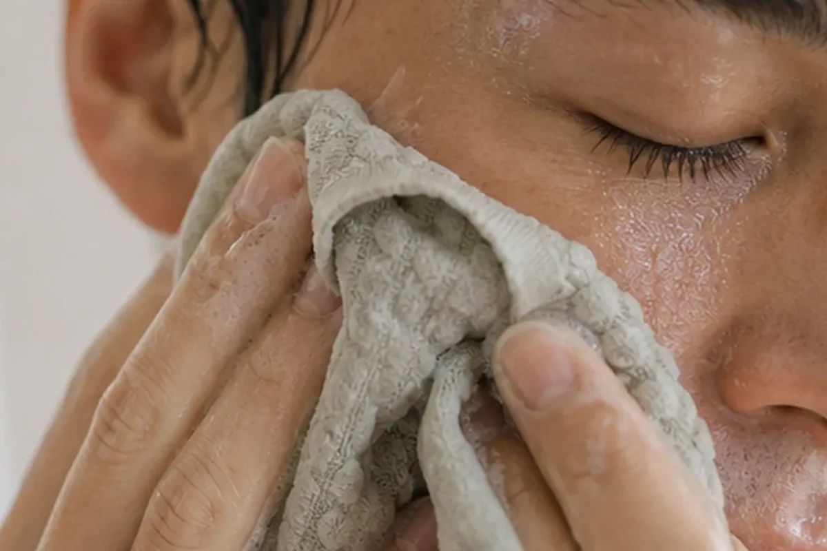 Authentischer Wohlfühlmoment passend zum Beauty-Thema Kosmetikspiegel bei wenig Zeit