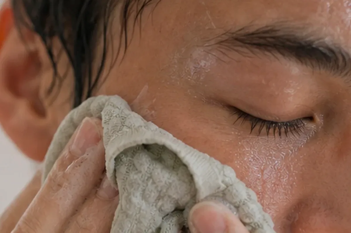 Authentische Beauty-Routine passend zum Thema Gesichtswasser bei ersten Fältchen