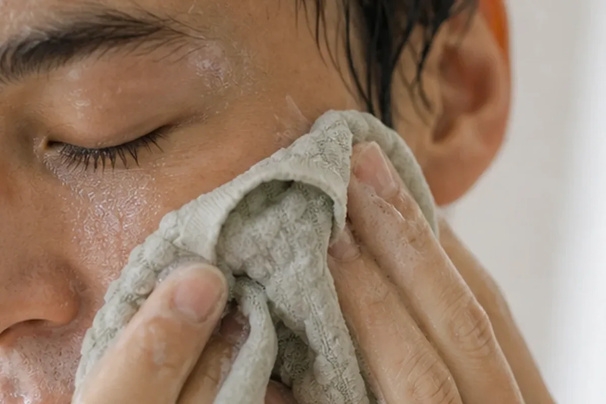 Authentische Beauty-Routine passend zum Thema Augenpflege für Mischhaut