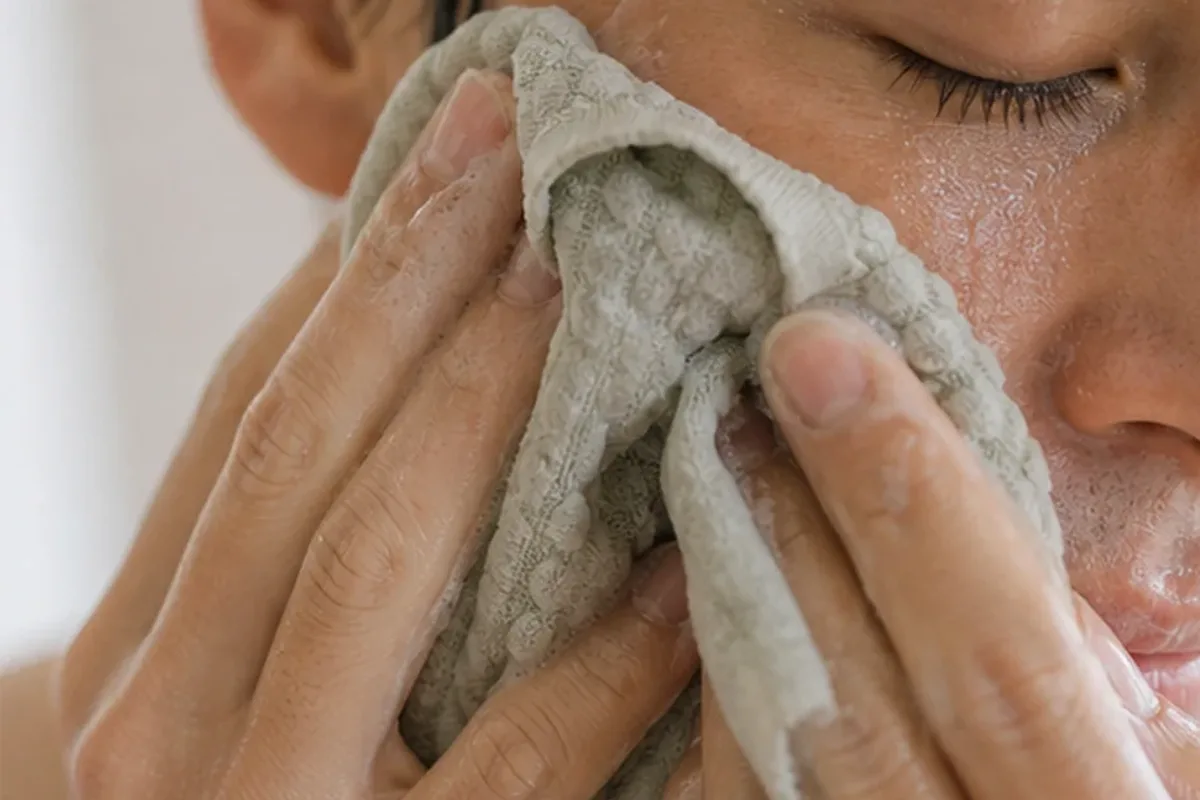 Authentischer Wohlfühlmoment passend zum Beauty-Thema Warmluftbürste für Reisen