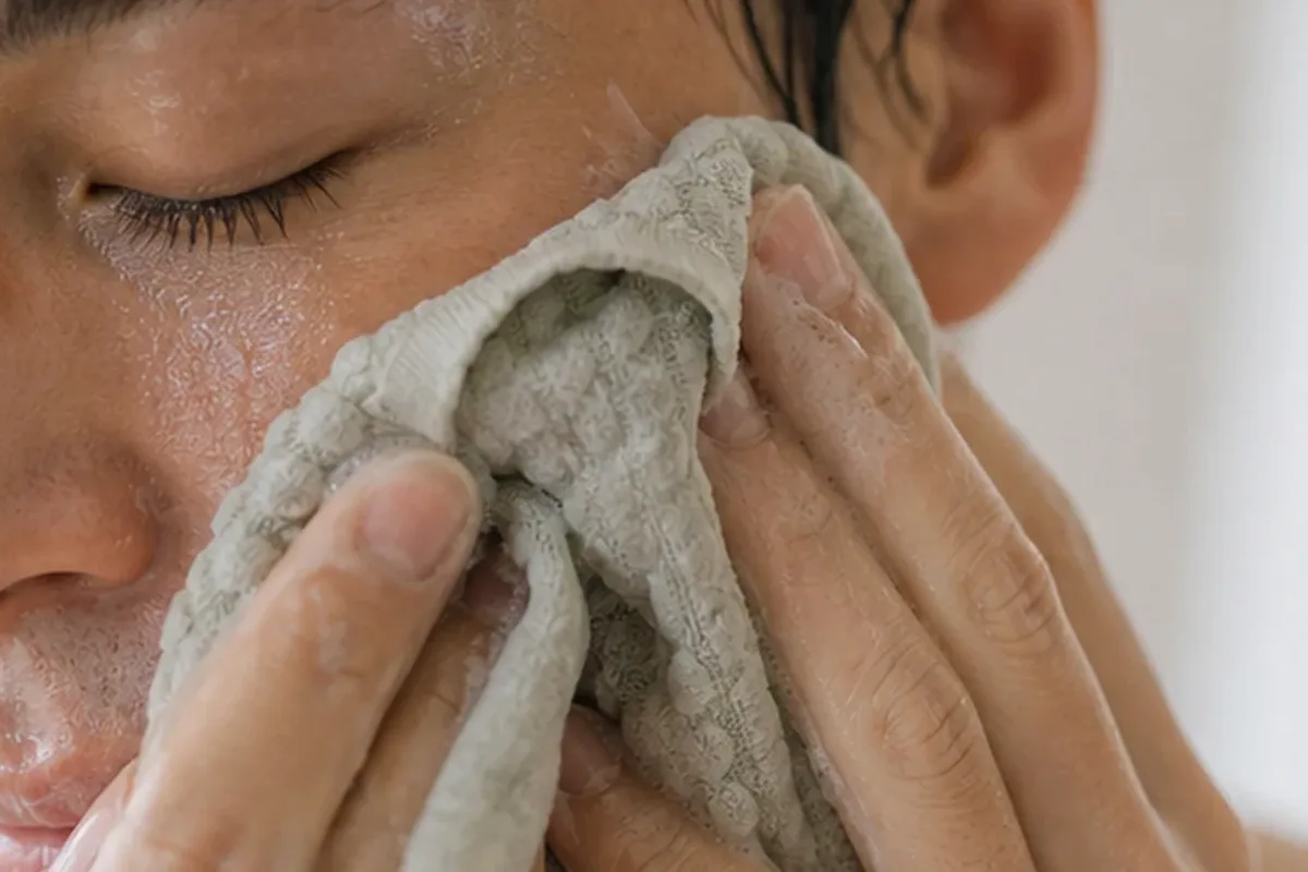 Redaktioneller Beauty-Moment zur Ausgangslage bei Sonnenschutz für unreine Haut