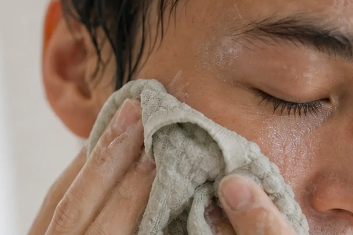 Authentischer Wohlfühlmoment passend zum Beauty-Thema Gesichtsmaske bei Rötungen