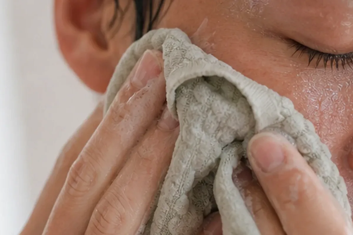 Authentische Beauty-Routine passend zum Thema Chemisches Peeling für empfindliche Haut