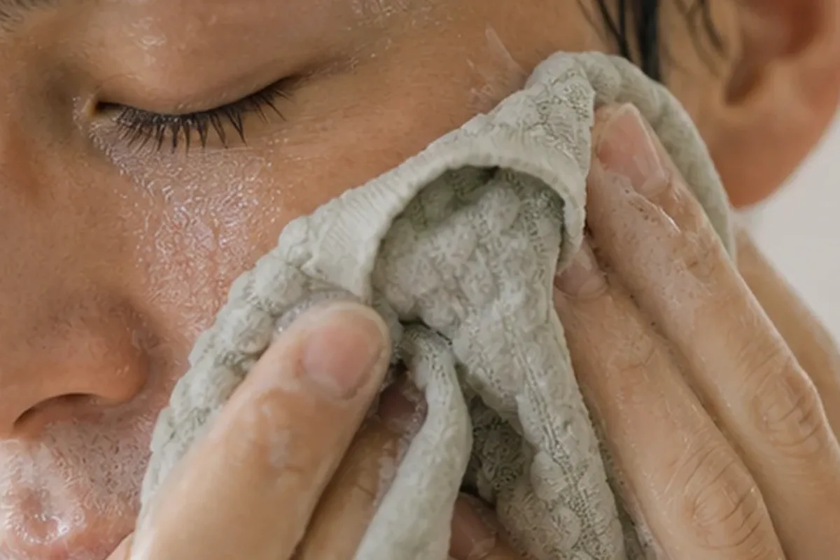 Authentische Beauty-Routine passend zum Thema Hautbarriere-Pflege für fettige Haut