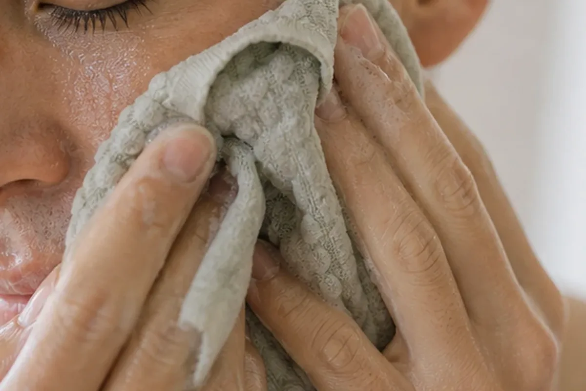 Hochwertige Beauty-Inszenierung zu Auswahlkriterien für Gesichtswasser für Mischhaut