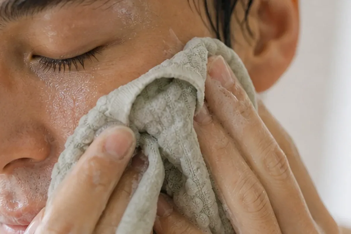 Authentische Beauty-Routine passend zum Thema Gesichtsreinigung für fettige Haut
