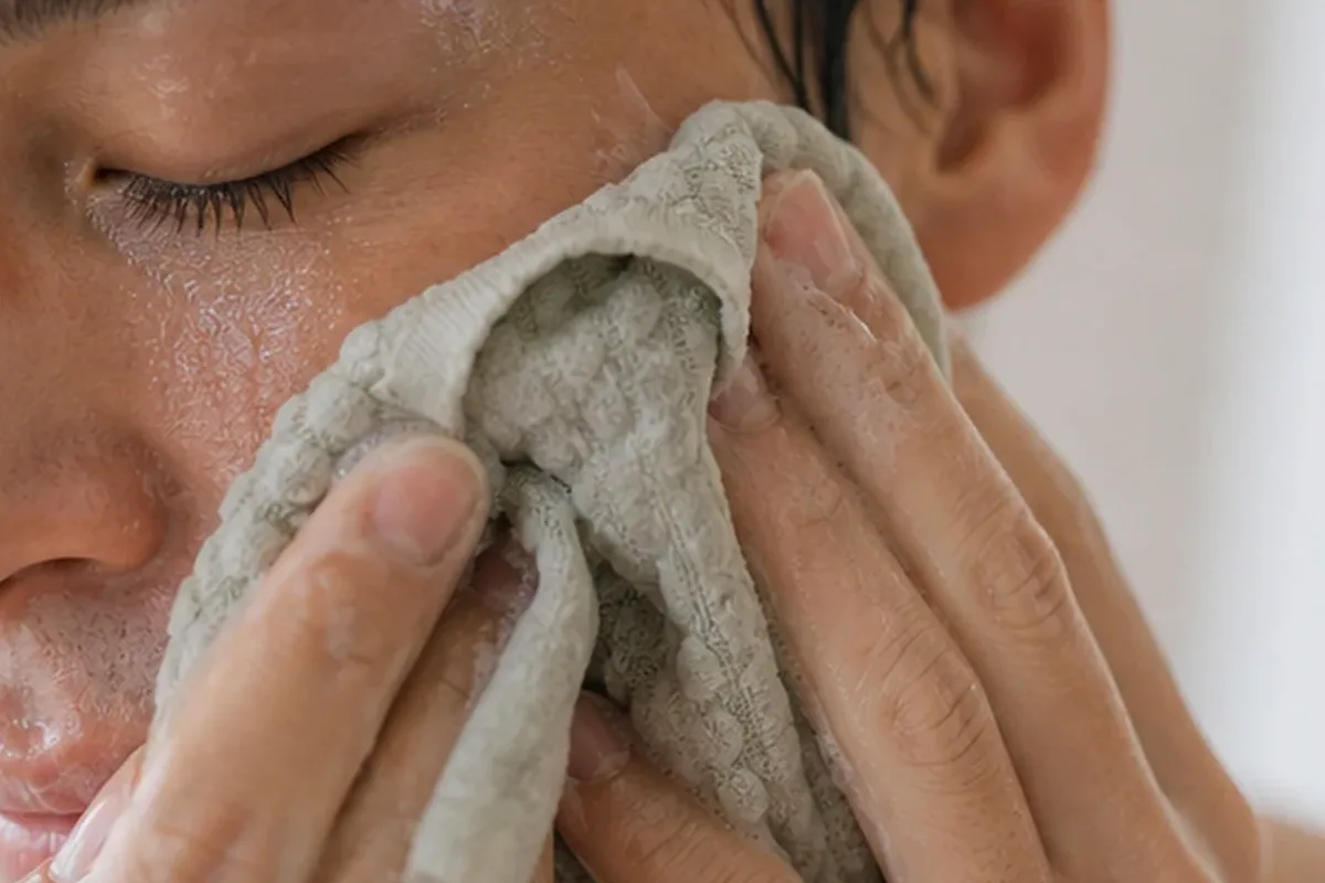 Authentischer Wohlfühlmoment passend zum Beauty-Thema Gesichtsreinigung für empfindliche Haut