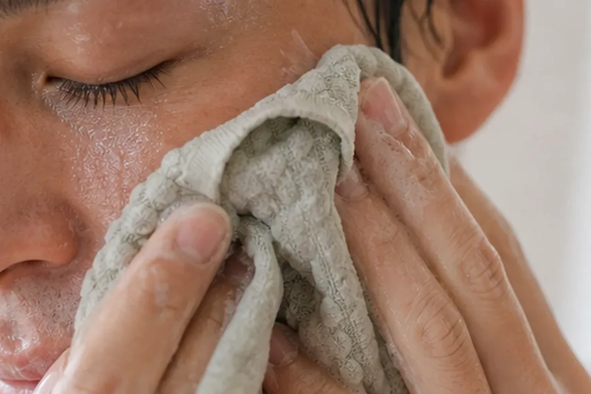 Emotionaler und authentischer Anwendungsmoment rund um Hyaluron-Serum für unreine Haut