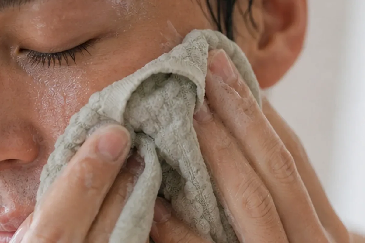 Emotionaler und authentischer Anwendungsmoment rund um Gesichtsmaske bei Pigmentflecken