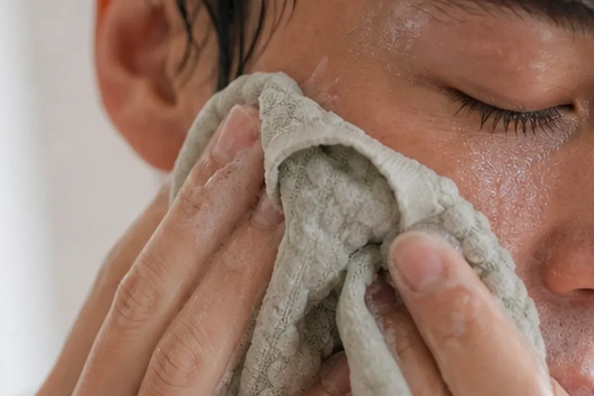 Redaktionelle Detailaufnahme zur Orientierung bei Retinol-Serum für Mischhaut