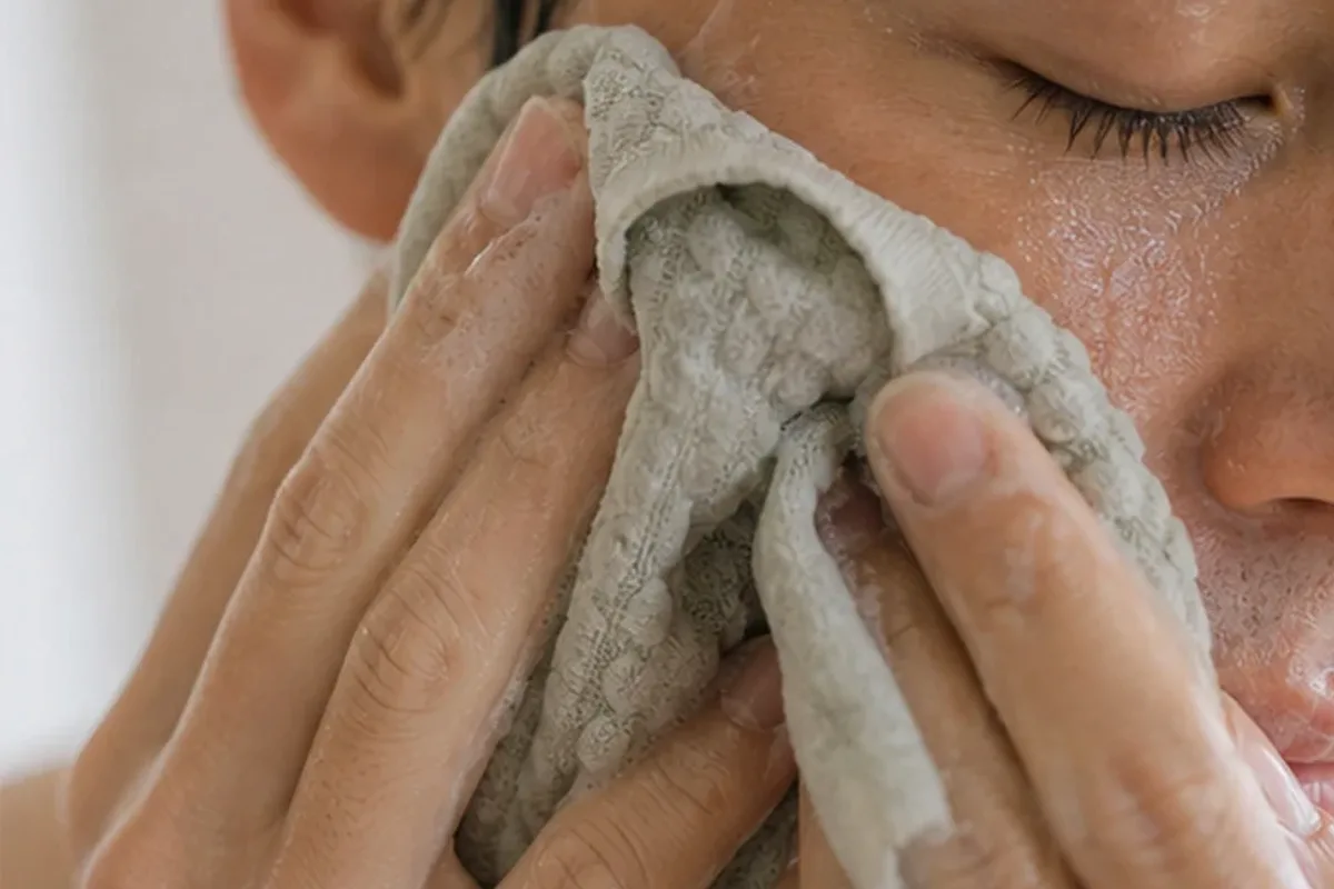 Authentische Beauty-Routine passend zum Thema Hautbarriere-Pflege für fettige Haut