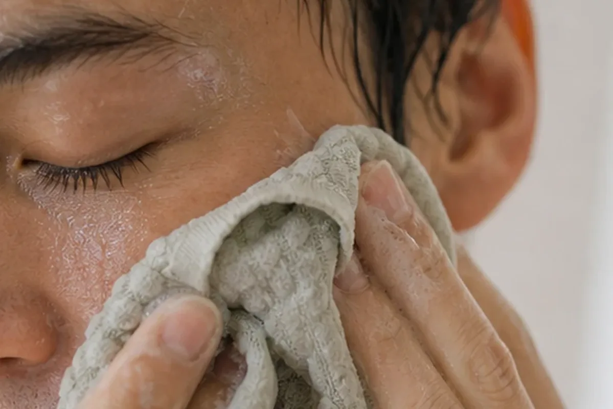 Authentische Beauty-Routine passend zum Thema Augenpflege bei ersten Fältchen
